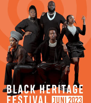 Poster van Black Heritage Festival juni 2023 waarop vijf zwarte mensen staan, allen gekleed in het zwart, tegen een oranje achtergrond met een spiraalachtig patroon.